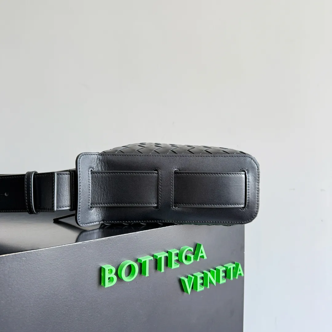 Batch 1920 🎁BOTTEGA VENETA new woven Tribeca handbag Double zipper design + super clear inner layering, sufficient capacity without clutter; small items can be stored in an orderly manner for daily commuting and short trips 🗂 Equipped with a comfortable wide shoulder strap, it can be worn on the shoulder, crossbody, or in the hand, and the carrying method is super flexible. Style number: 836016 Size: 30.5*20*9cm Color: black